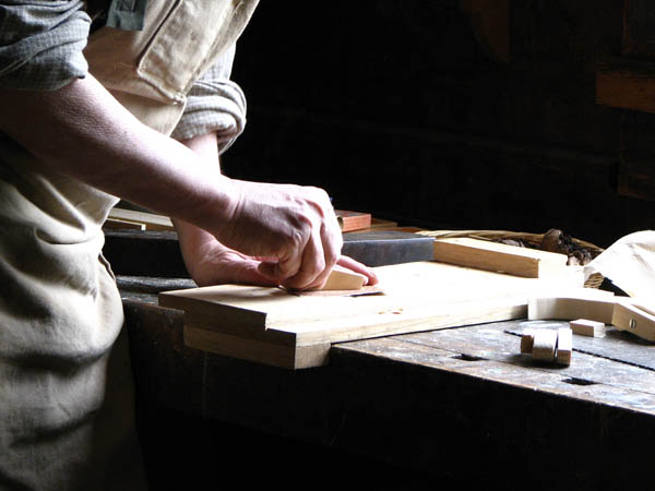 Nuestro equipo de profesionales cuenta  con muchos años de contrastada <strong>experiencia</strong> en el sector de la <strong>carpintería de madera en Llosa (la)</strong>.